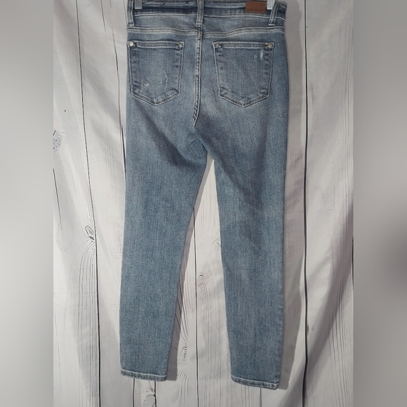 Judy Blue Light Wash Mid-Rise Skinny Fit Stretch Jeans - Picture 2 of 8